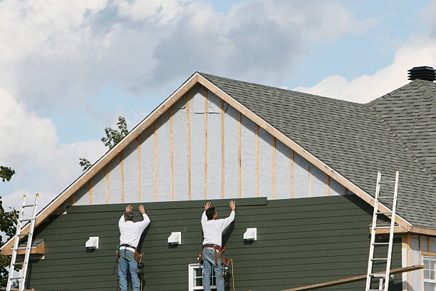 Professional Vinyl Siding technician working in Dunellen, NJ